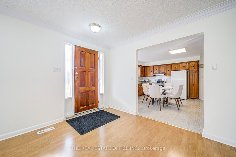 128 Fairglen Ave, Toronto, M1W 1A7 | Image 2