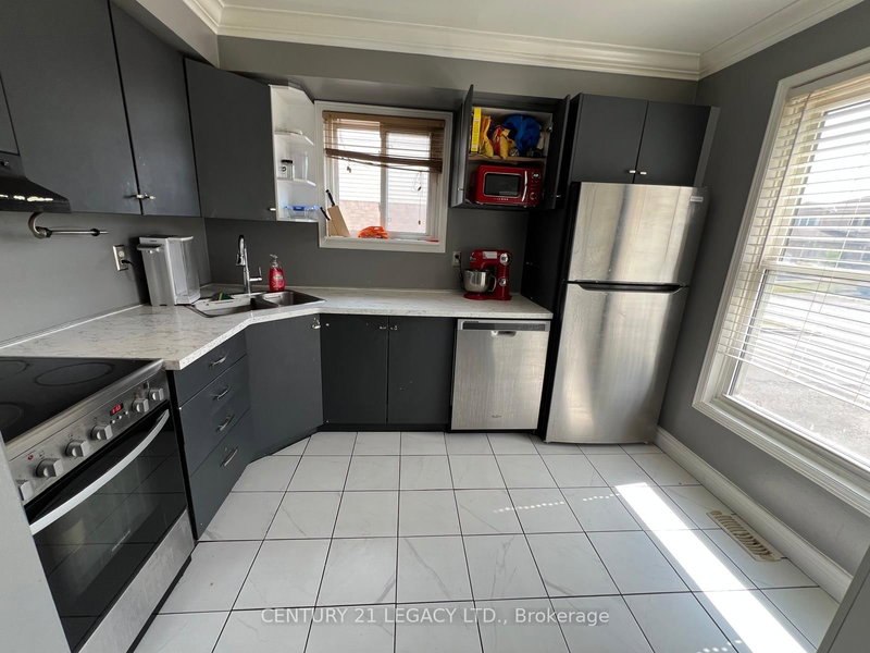 1544 Connery Cres, Oshawa, L1J 8G1 | Image 3