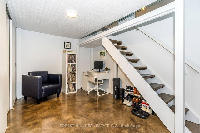 321 - 233 Carlaw Avenue