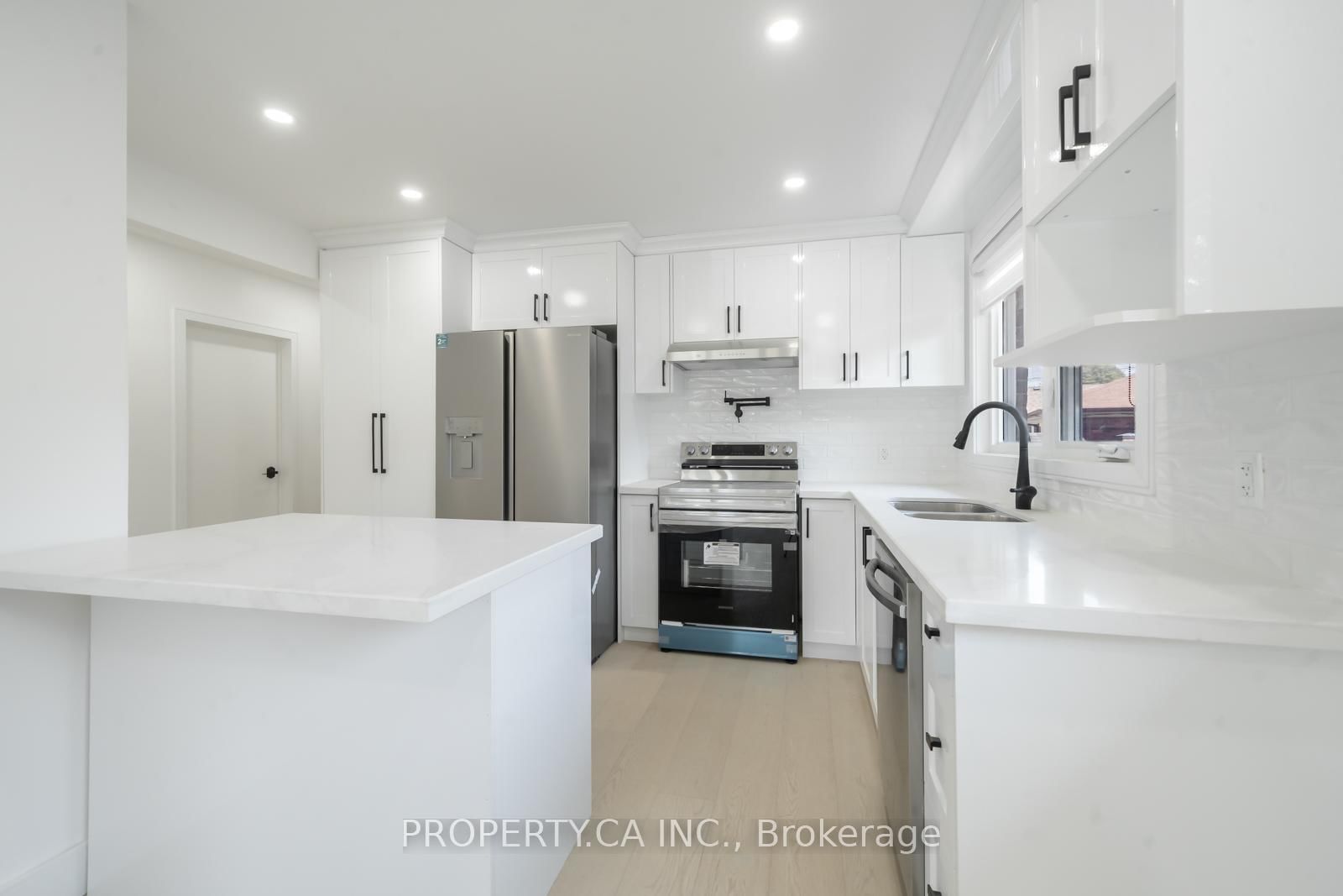 Detached House sold at 33 Moorecroft Crescent, Toronto, Ontario, M1K 3T9 - Ionview - MLS: E12374676