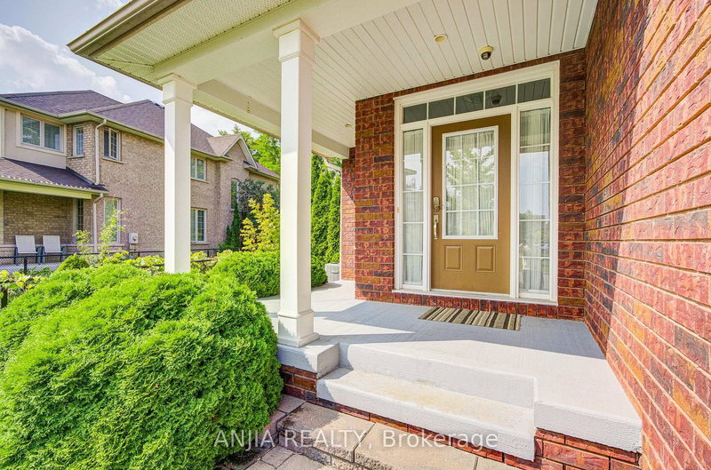 10 Thistledown Cres, Whitby, L1R 3P2 | Image 2