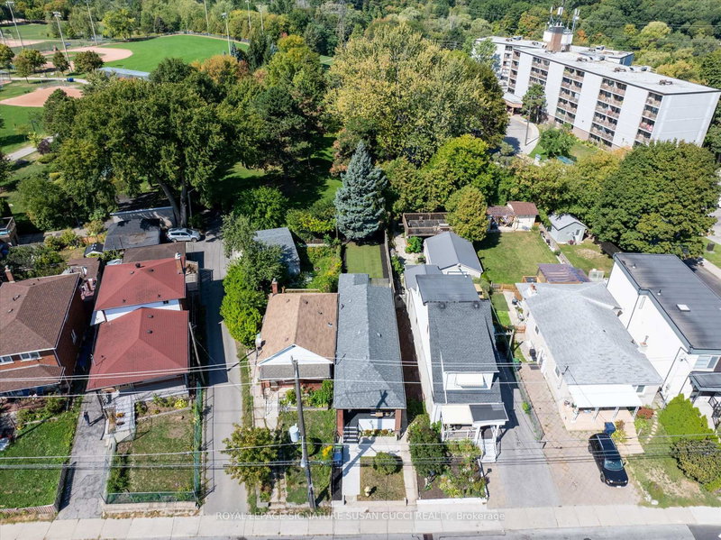 972 Cosburn Ave, Toronto, M4C 2W9 | Image 2