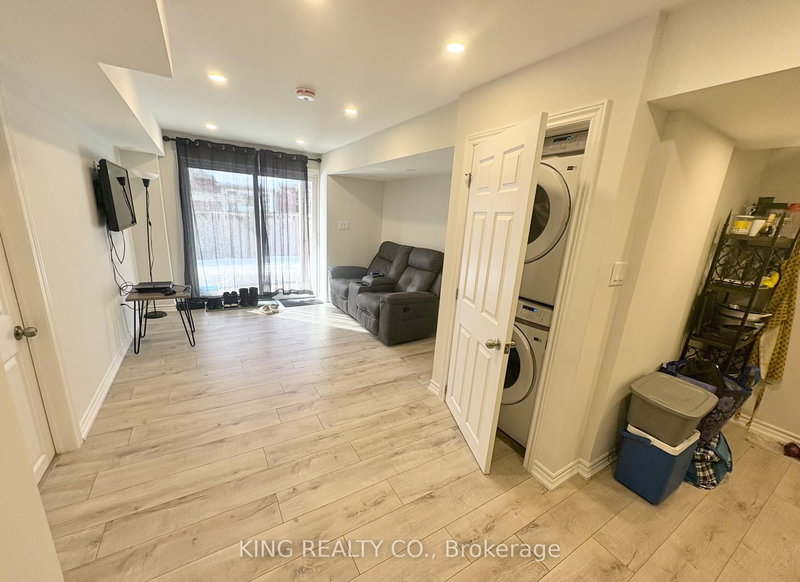 1246 Harlstone Cres, Oshawa, L1K 0J2 | Image 2