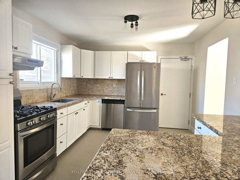 Main - 976 Timmins Gdns, Pickering, L1W 2L2 | Image 3