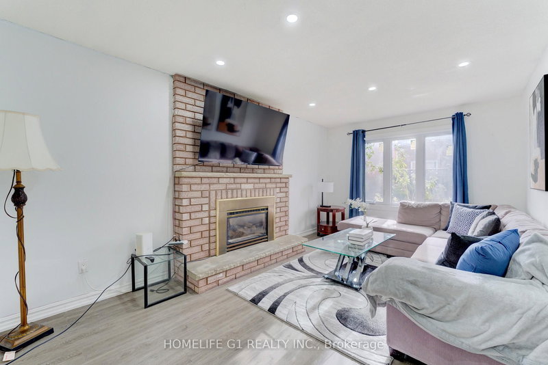 1695 Major Oaks Rd, Pickering, L1X 1X2 | Image 3