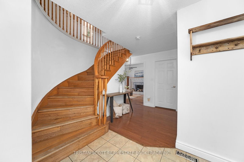 27 Ingleborough Dr, Whitby, L1N 8J9 | Image 3