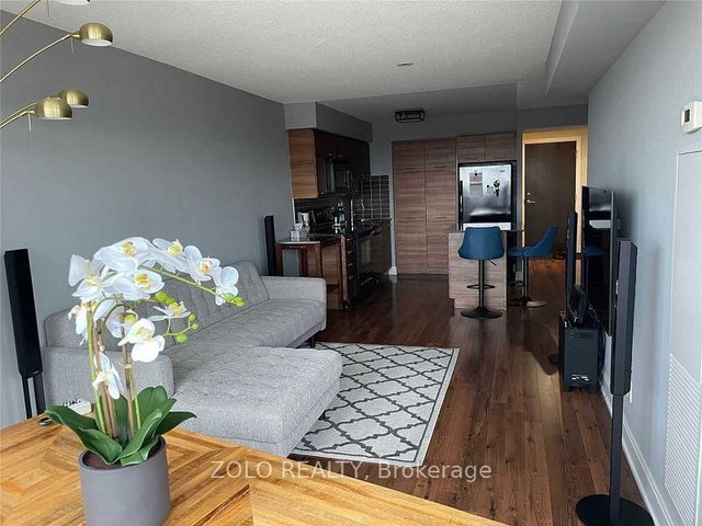 2416 - 135 Village Green Square