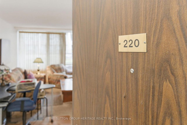 220 - 50 Richmond Street E