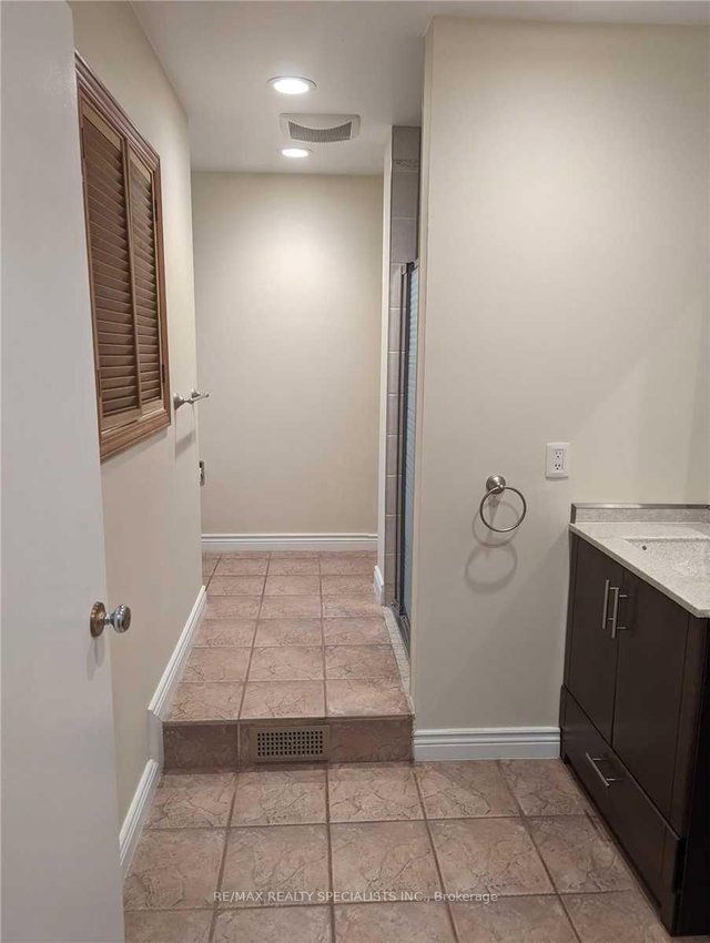 UPPER - 1412 Lakefield Street