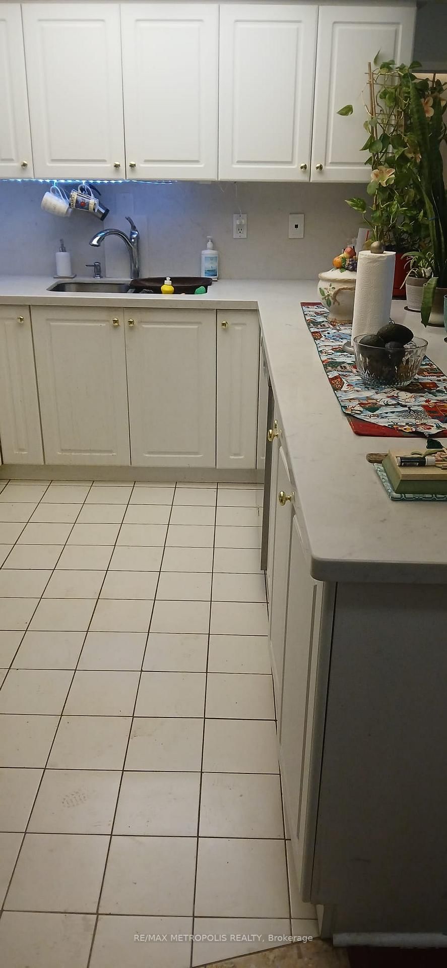 8 SILVER BELL Grove, Unit 302 ROOM 1 - Photo 2