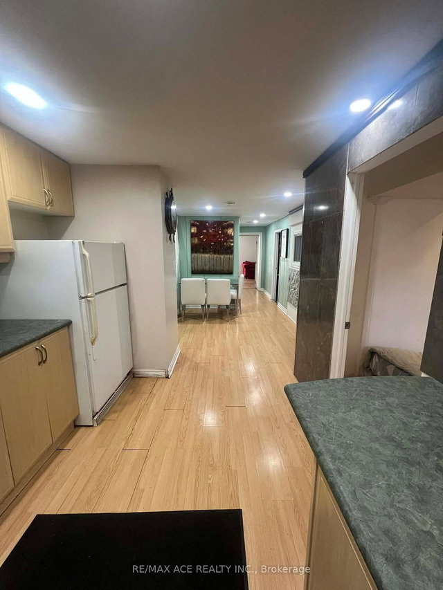 Bsmt - 3715 St Clair Avenue E