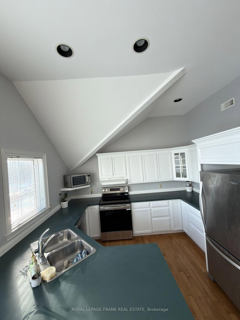 Upper - 64 Park Rd N, Oshawa, L1J 4L1 | Image 3