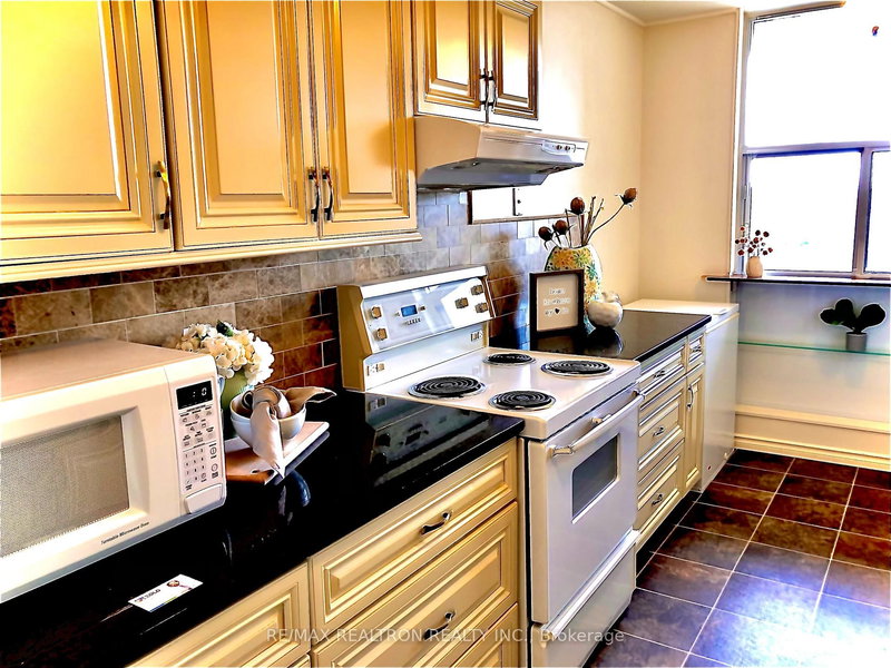 704 - 66 Falby Crt, Ajax, L1S 3L2 | Image 2