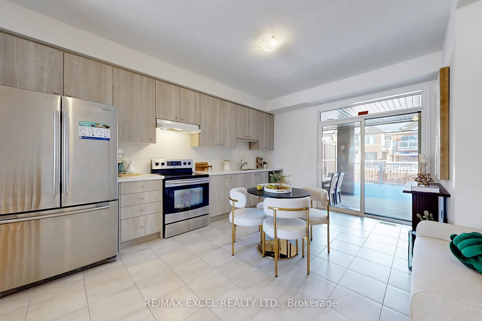 Townhouse sold at 2839 WHITES Road, Pickering, Ontario, L1X 0P4 - Rural Pickering - MLS: E12661174