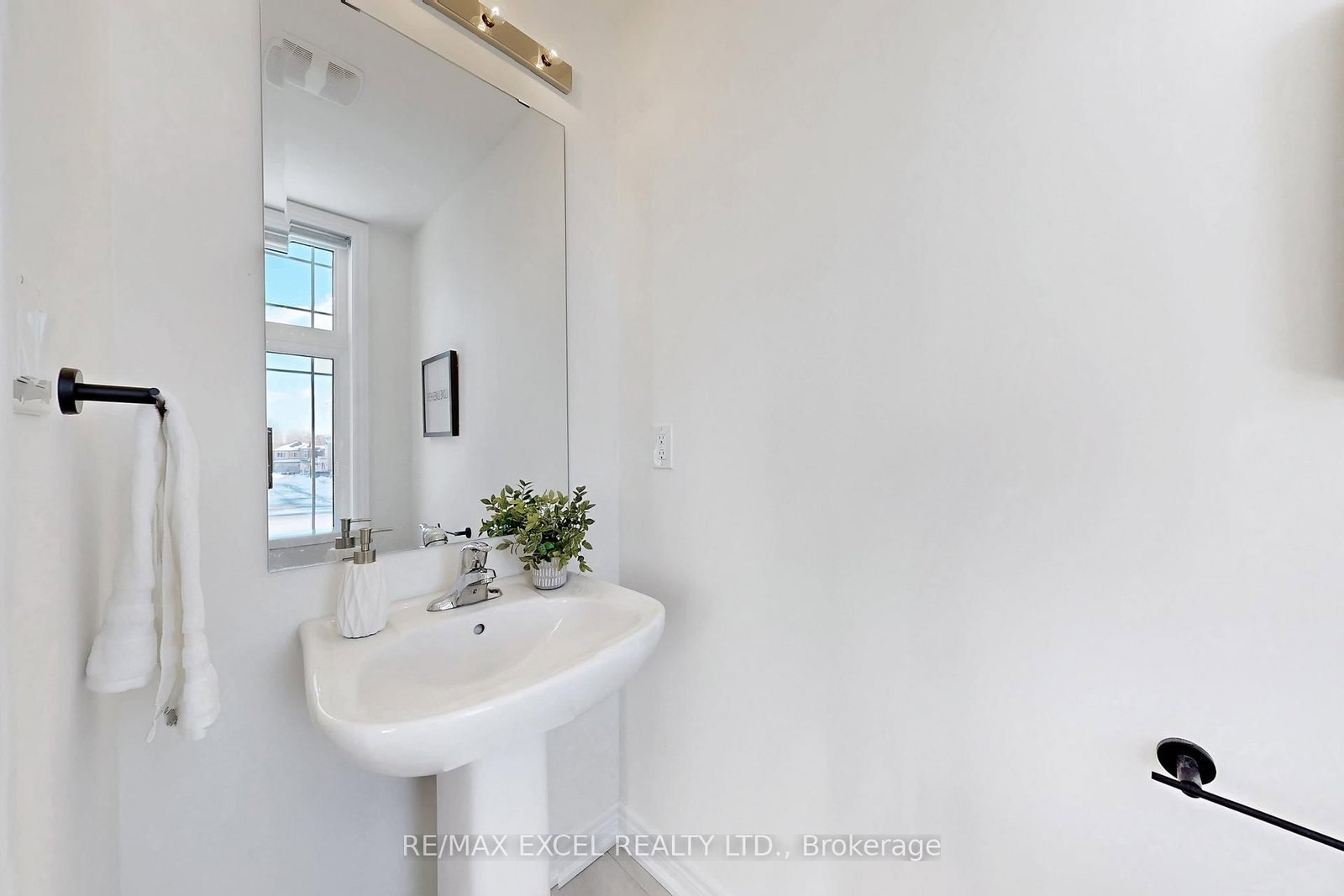 Townhouse sold at 2839 WHITES Road, Pickering, Ontario, L1X 0P4 - Rural Pickering - MLS: E12661174