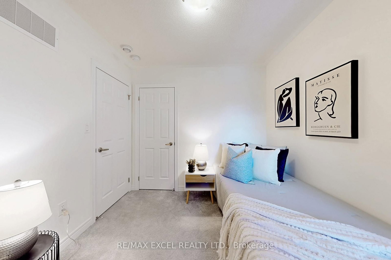 Townhouse sold at 2839 WHITES Road, Pickering, Ontario, L1X 0P4 - Rural Pickering - MLS: E12661174