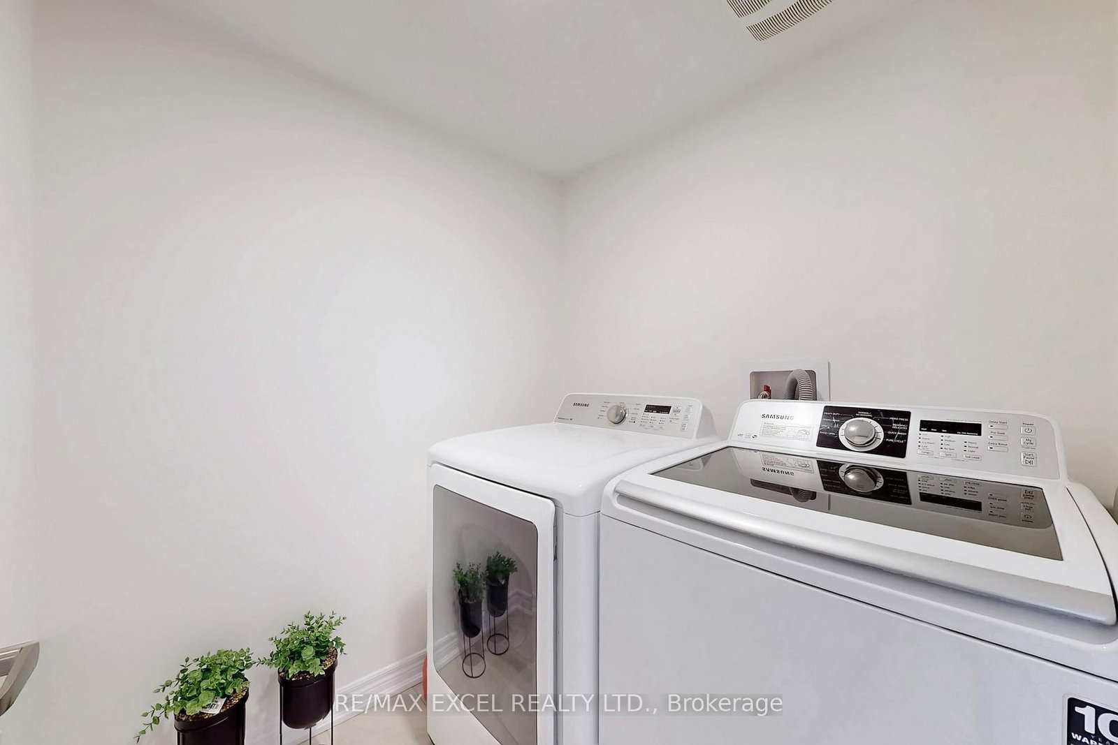 Townhouse sold at 2839 WHITES Road, Pickering, Ontario, L1X 0P4 - Rural Pickering - MLS: E12661174