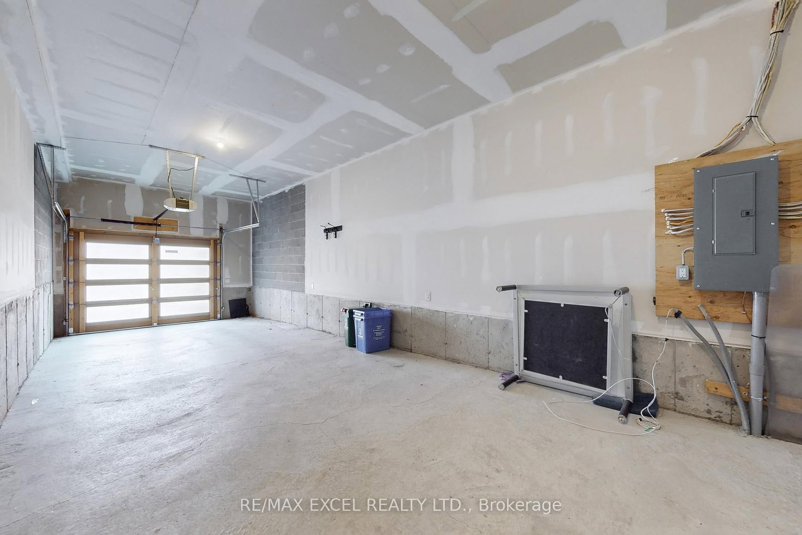 Townhouse sold at 2839 WHITES Road, Pickering, Ontario, L1X 0P4 - Rural Pickering - MLS: E12661174