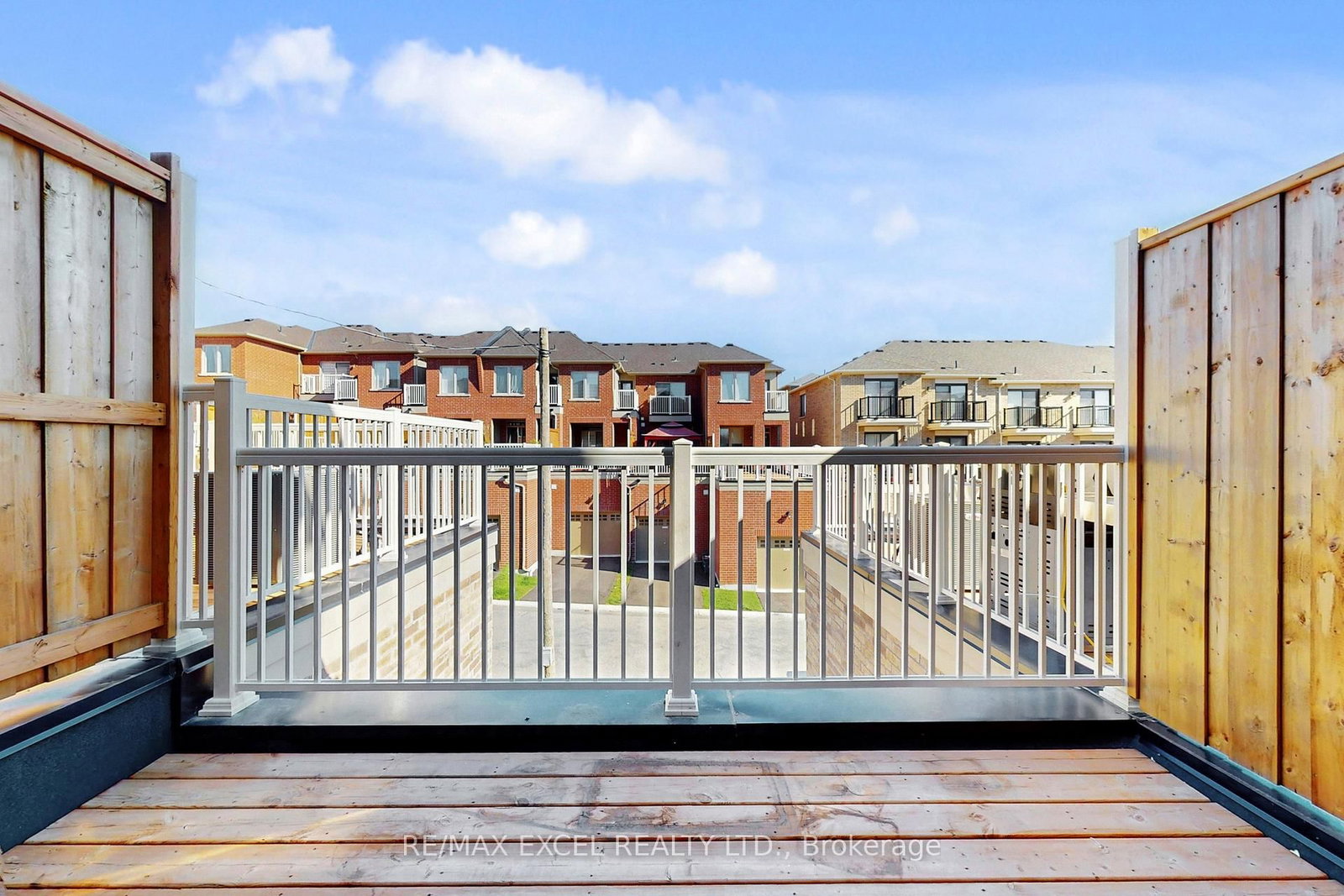 Townhouse sold at 2839 WHITES Road, Pickering, Ontario, L1X 0P4 - Rural Pickering - MLS: E12661174