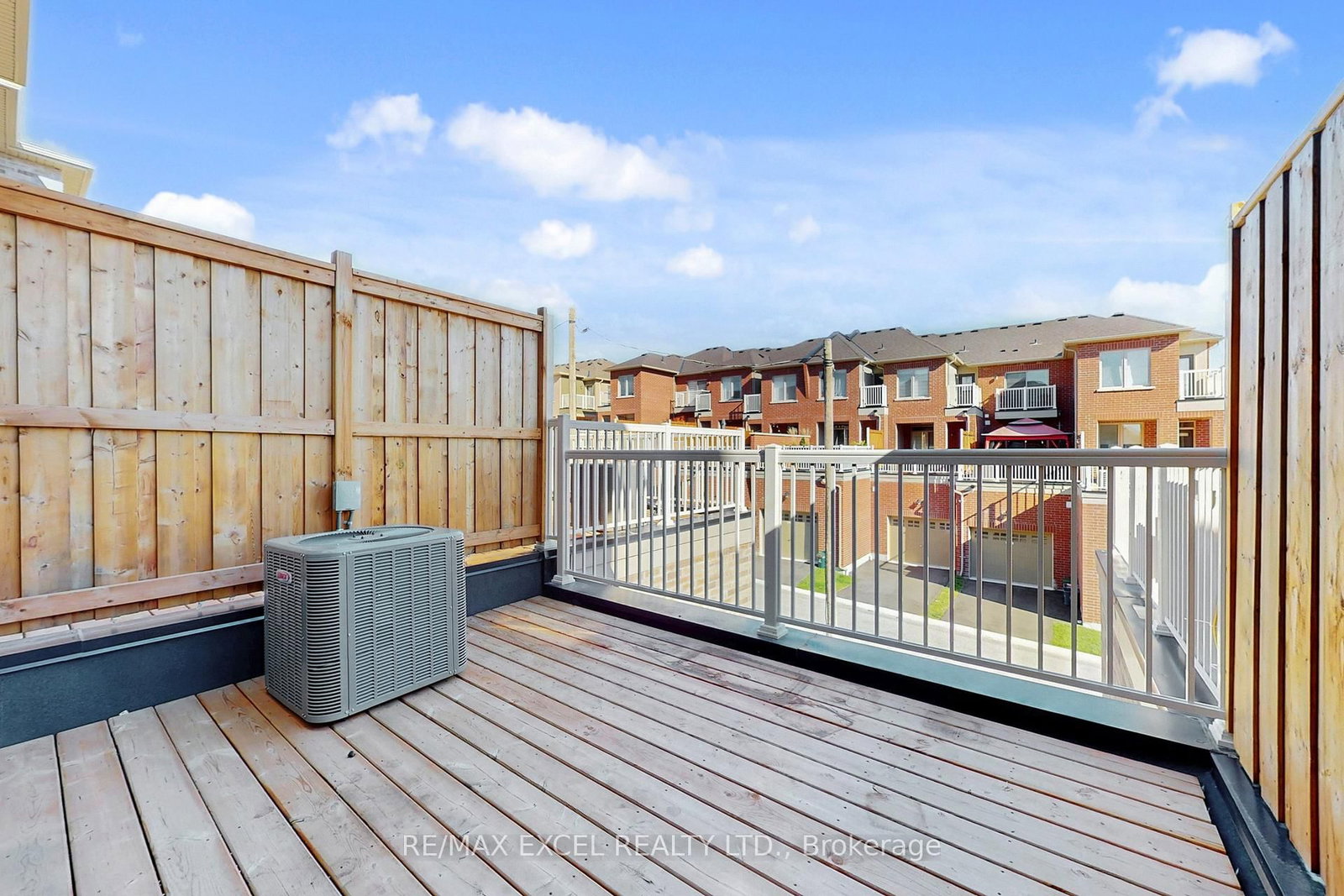 Townhouse sold at 2839 WHITES Road, Pickering, Ontario, L1X 0P4 - Rural Pickering - MLS: E12661174