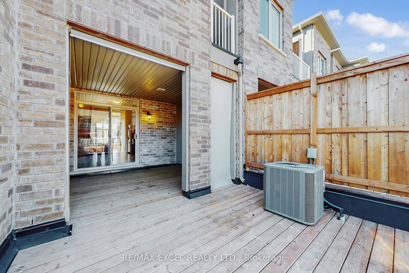 Townhouse sold at 2839 WHITES Road, Pickering, Ontario, L1X 0P4 - Rural Pickering - MLS: E12661174