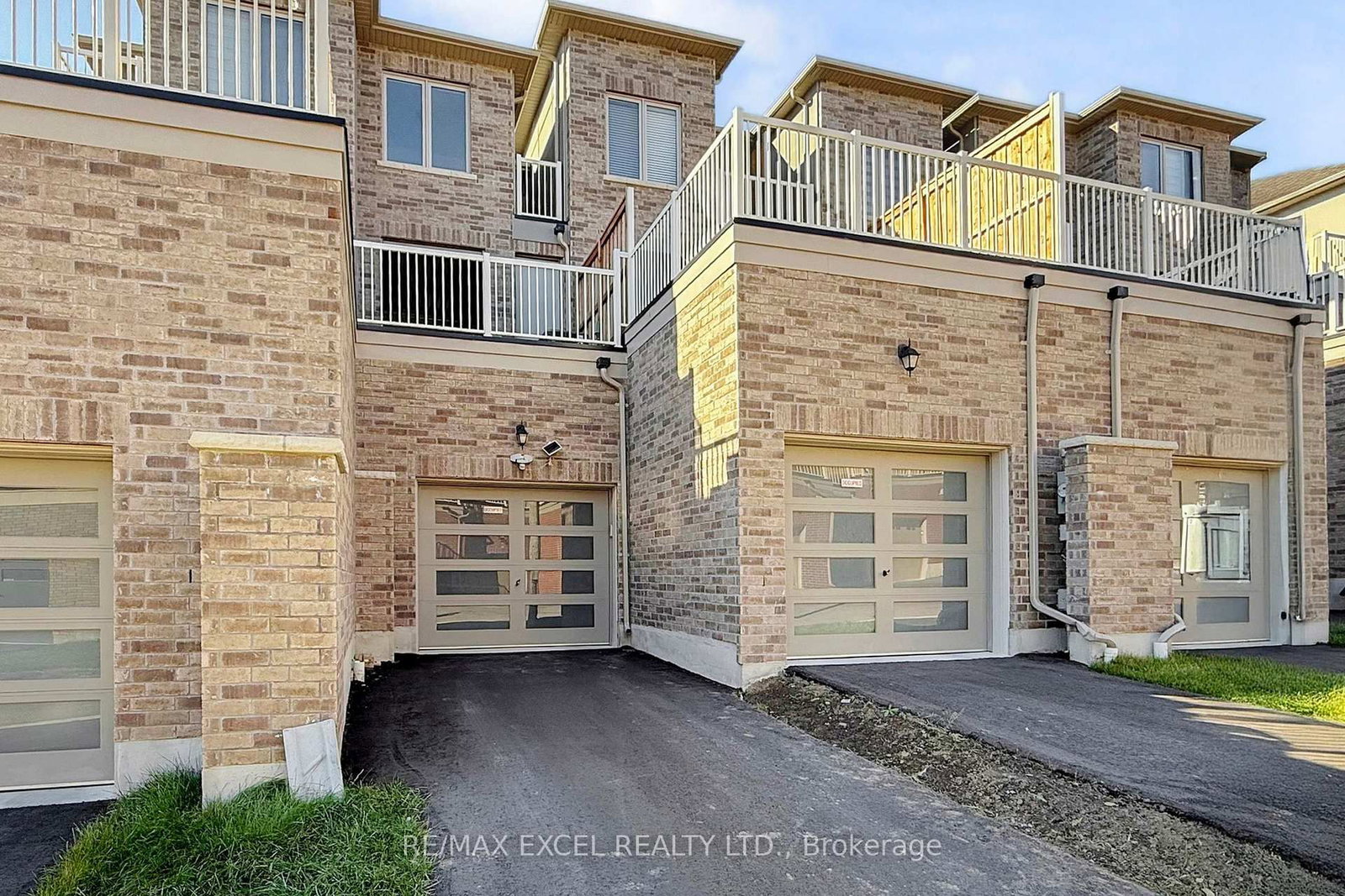 Townhouse sold at 2839 WHITES Road, Pickering, Ontario, L1X 0P4 - Rural Pickering - MLS: E12661174