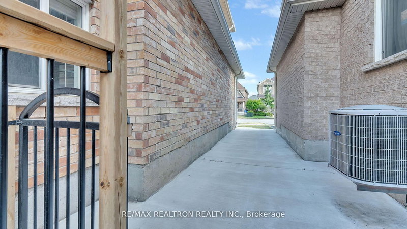 Bsmt - 4 Oceanpearl Cres, Whitby, L1N 0C2 | Image 2