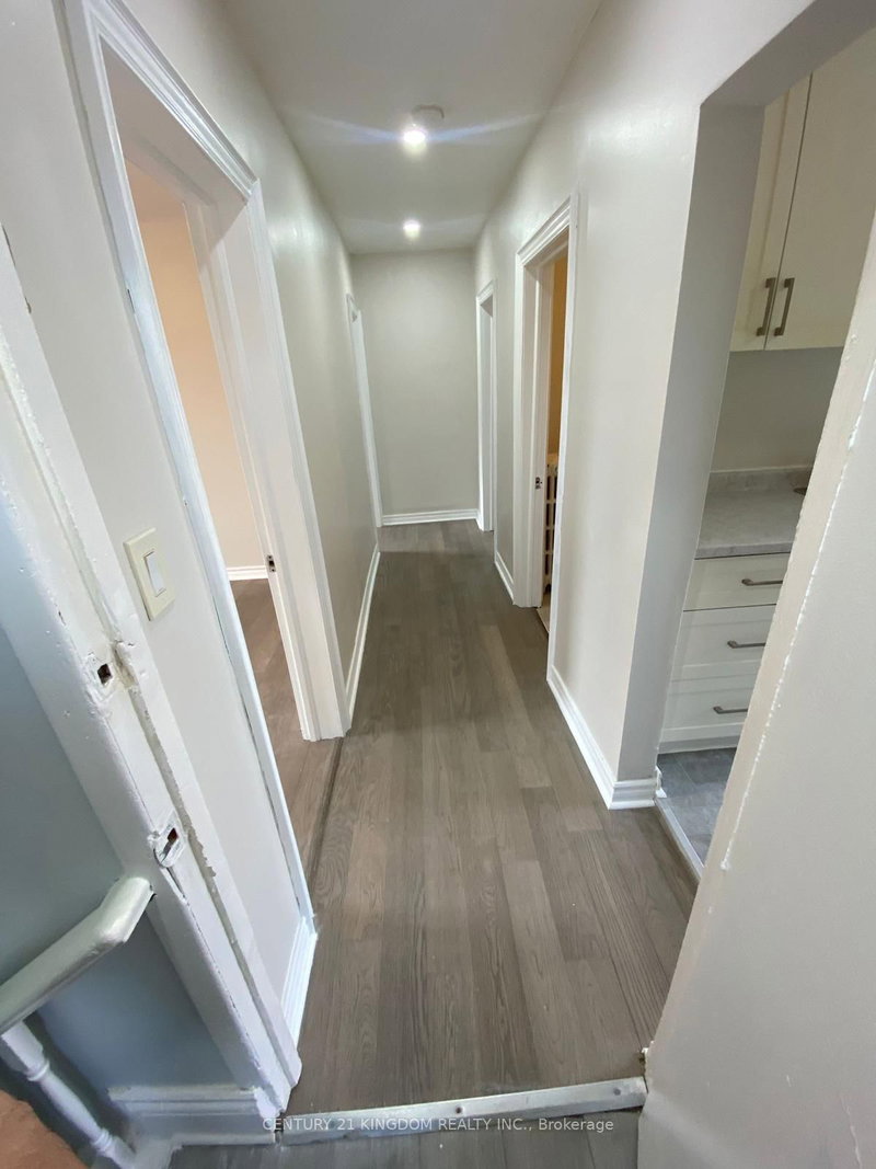 Upper - 201 Albert St, Oshawa, L1H 4R4 | Image 3