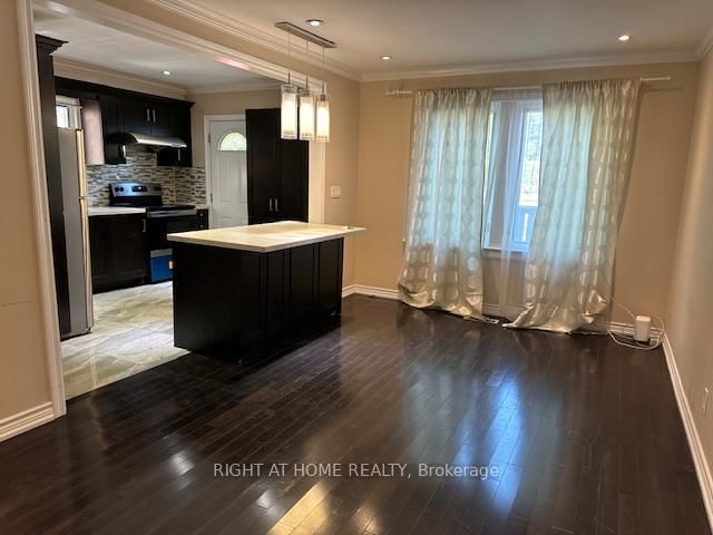 164 Adelaide Avenue E