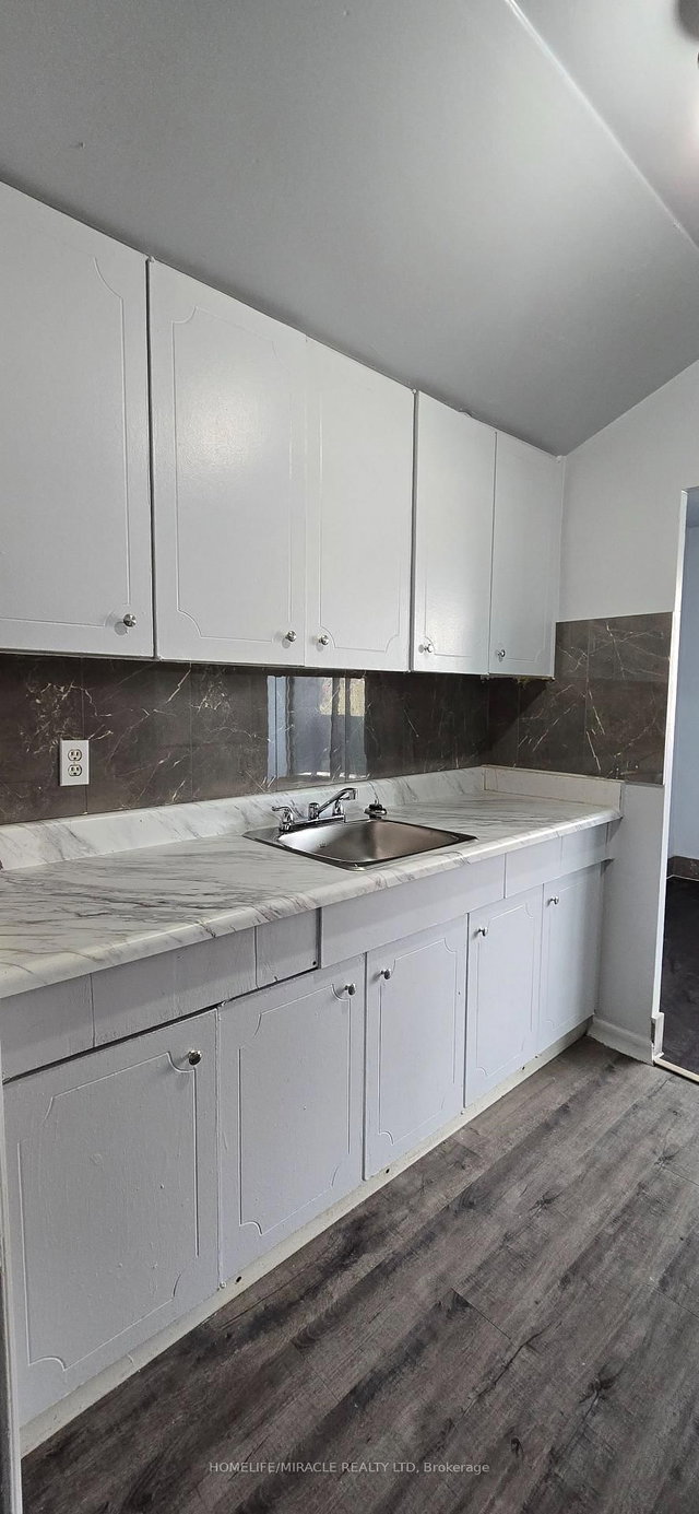 302 - 1651 Victoria Pk Avenue