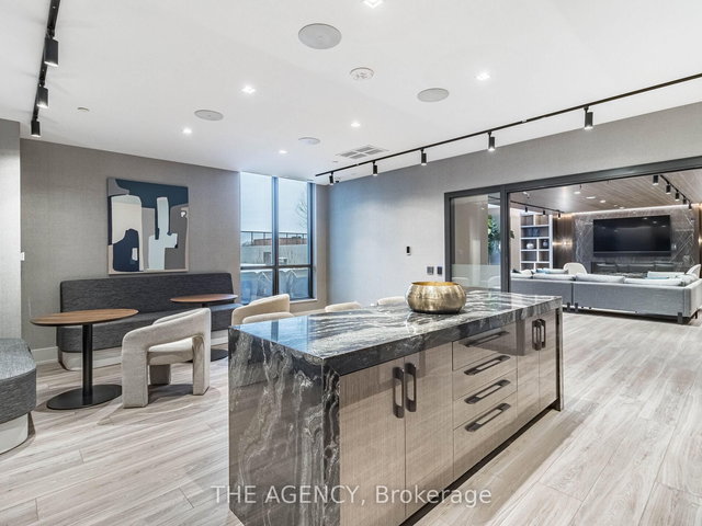 901 - 286 Main Street