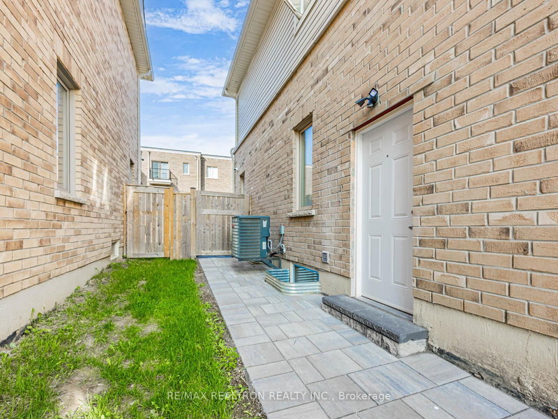 91 MCROBERTS Cres, Clarington, L1E 0H4 | Image 2