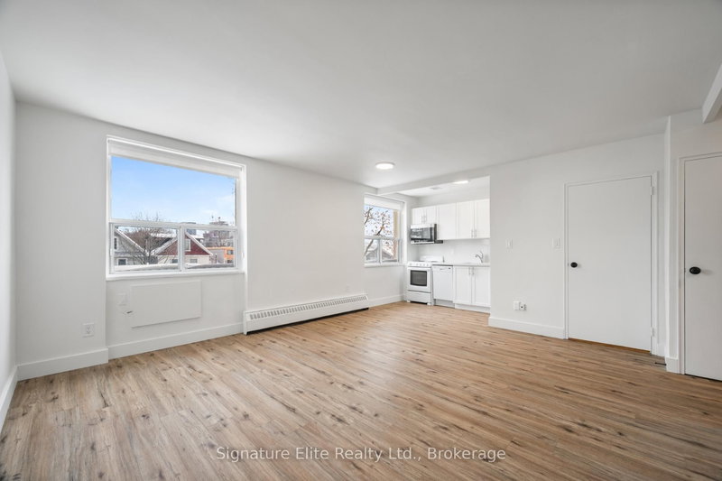 home for lease on 309-1017 Woodbine Avenue