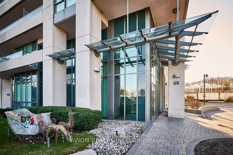 home for lease on 1602-68 Grangeway Avenue