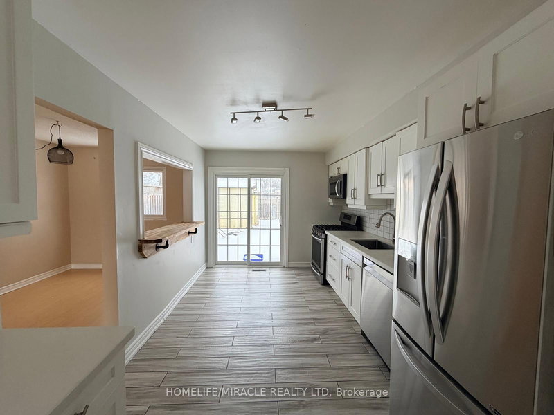 1391 Fenelon Cres, Oshawa, L1J 6G2 | Image 2