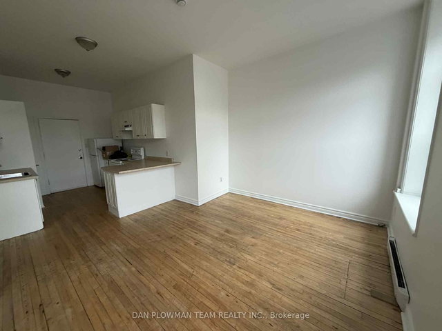 205 - 8 Simcoe Street N