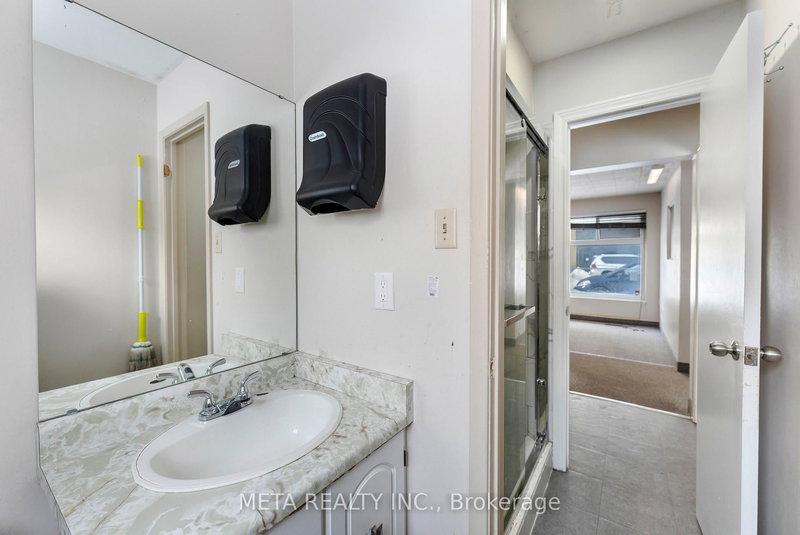 home for lease on 4-1641 Victoria Park Avenue