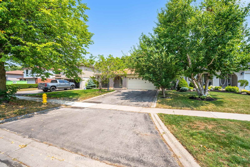 574 Antigua Cres, Oshawa, L1J 6B4 | Image 2