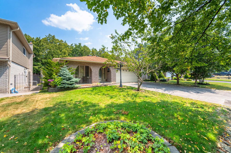 574 Antigua Cres, Oshawa, L1J 6B4 | Image 3