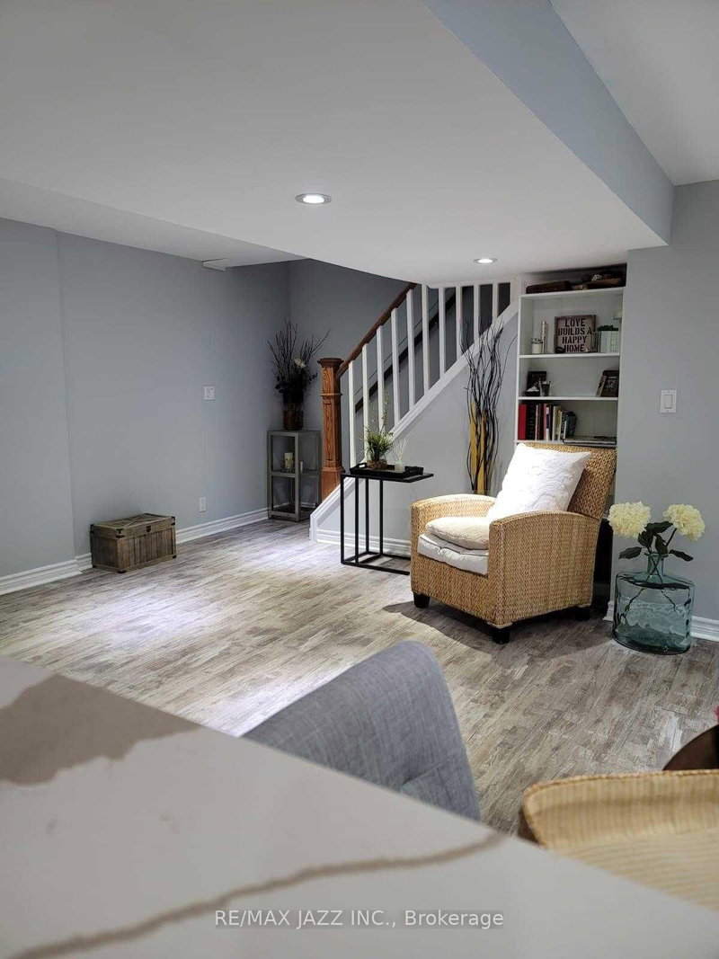 # 2 - 900 Juniper St, Oshawa, L1G 3E1 | Image 2