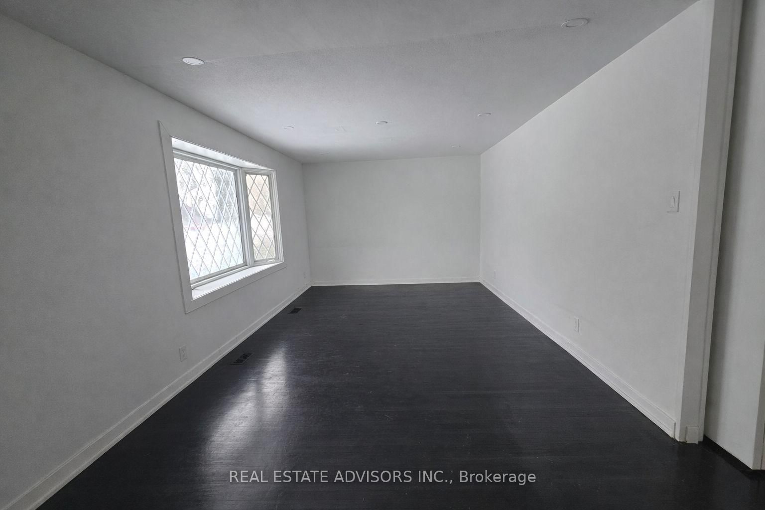 Detached House for sale at 712 Annland Street, Pickering, Ontario, L1W 1B4 - Bay Ridges - MLS: E12751510