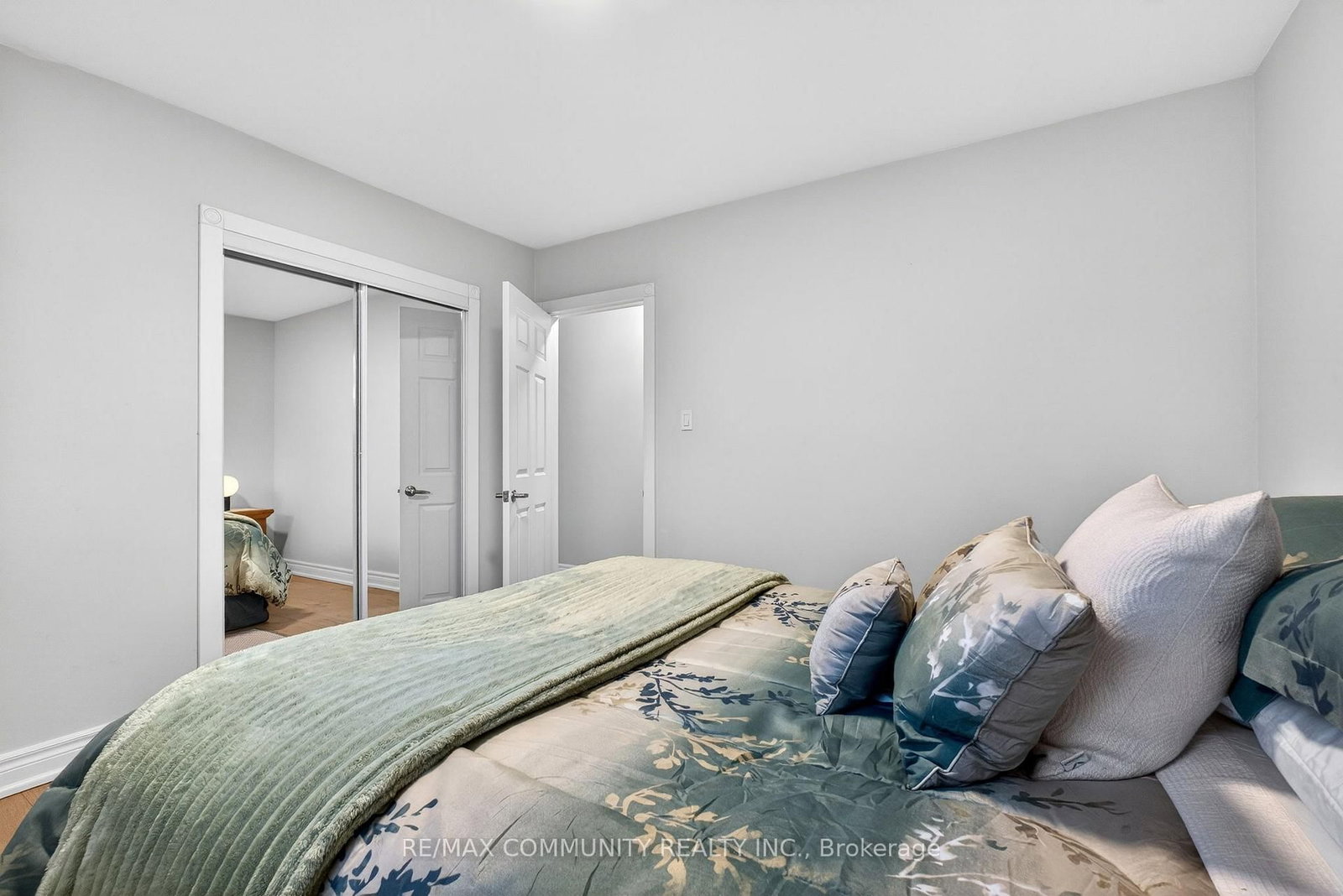 Detached House for sale at 855 Zator Avenue, Pickering, Ontario, L1W 1Y2 - Bay Ridges - MLS: E12770882