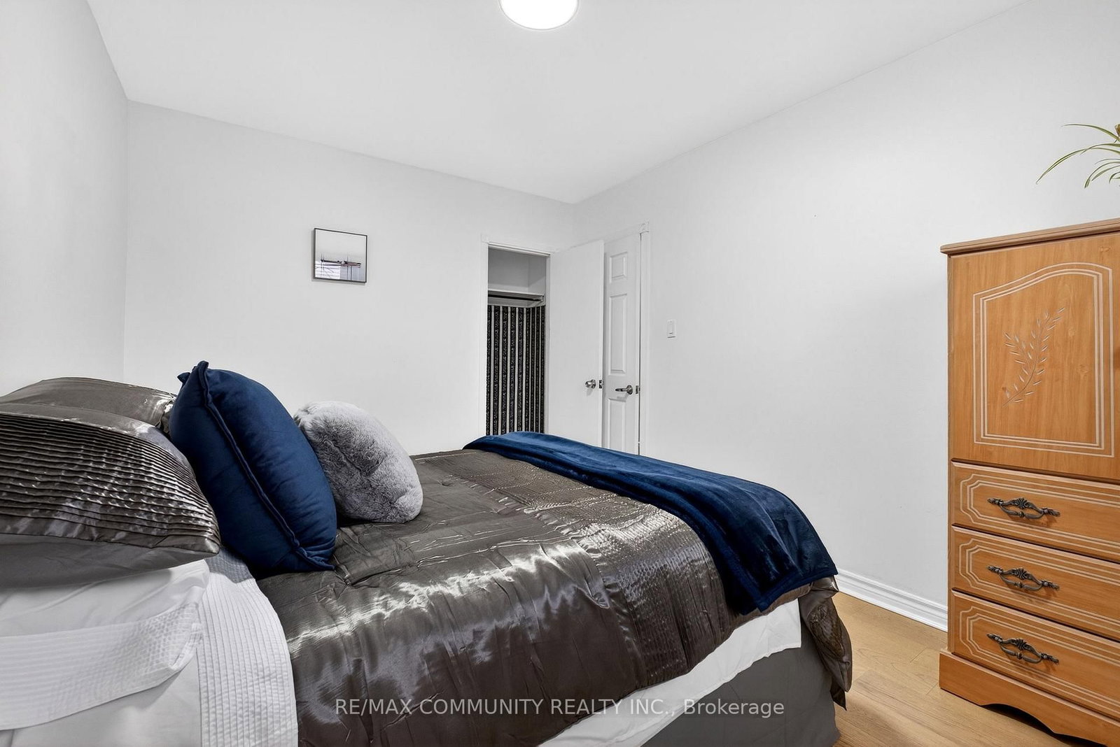 Detached House for sale at 855 Zator Avenue, Pickering, Ontario, L1W 1Y2 - Bay Ridges - MLS: E12770882