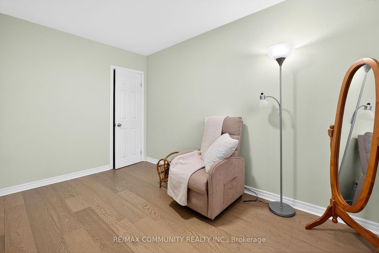 Detached House for sale at 855 Zator Avenue, Pickering, Ontario, L1W 1Y2 - Bay Ridges - MLS: E12770882