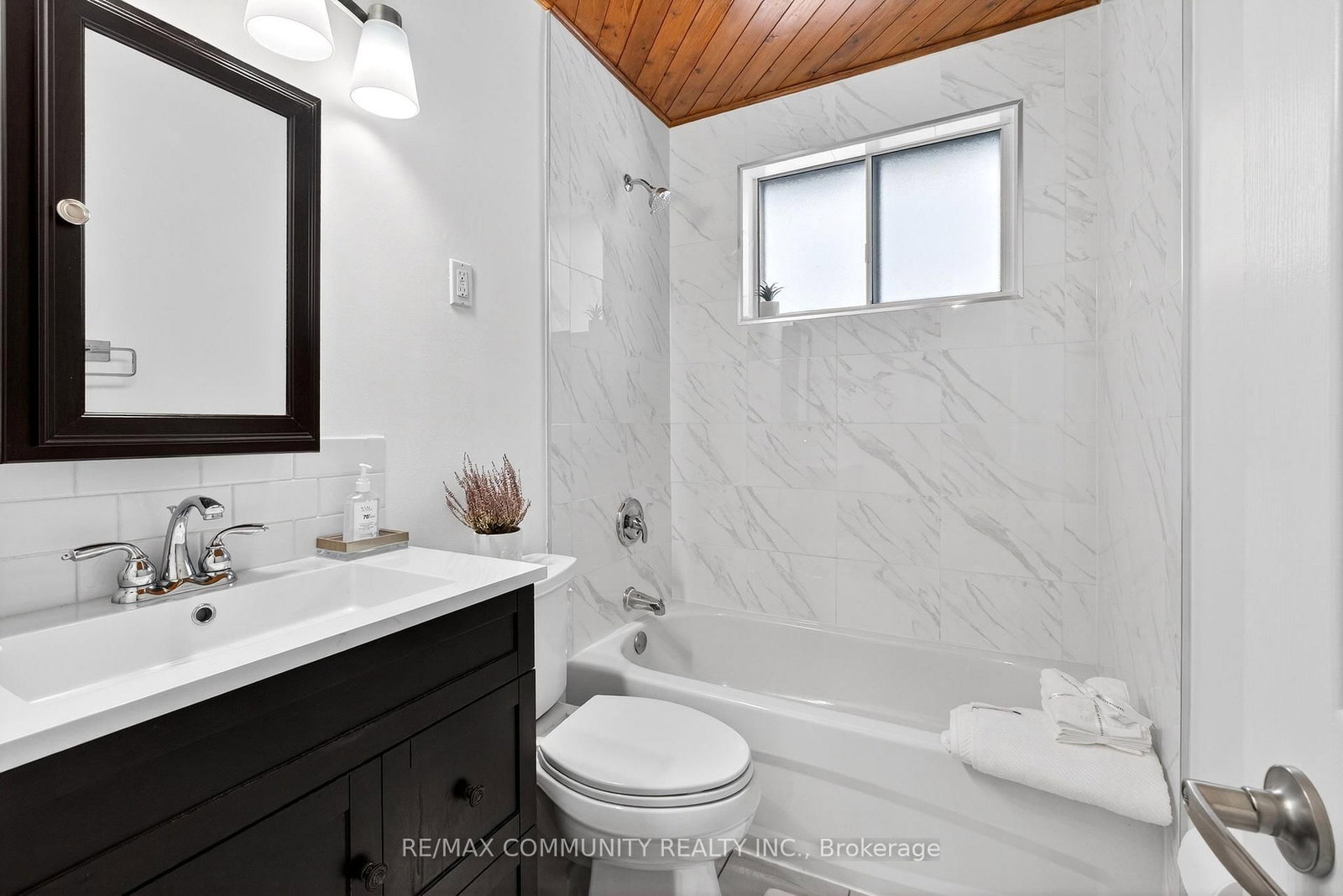 Detached House for sale at 855 Zator Avenue, Pickering, Ontario, L1W 1Y2 - Bay Ridges - MLS: E12770882