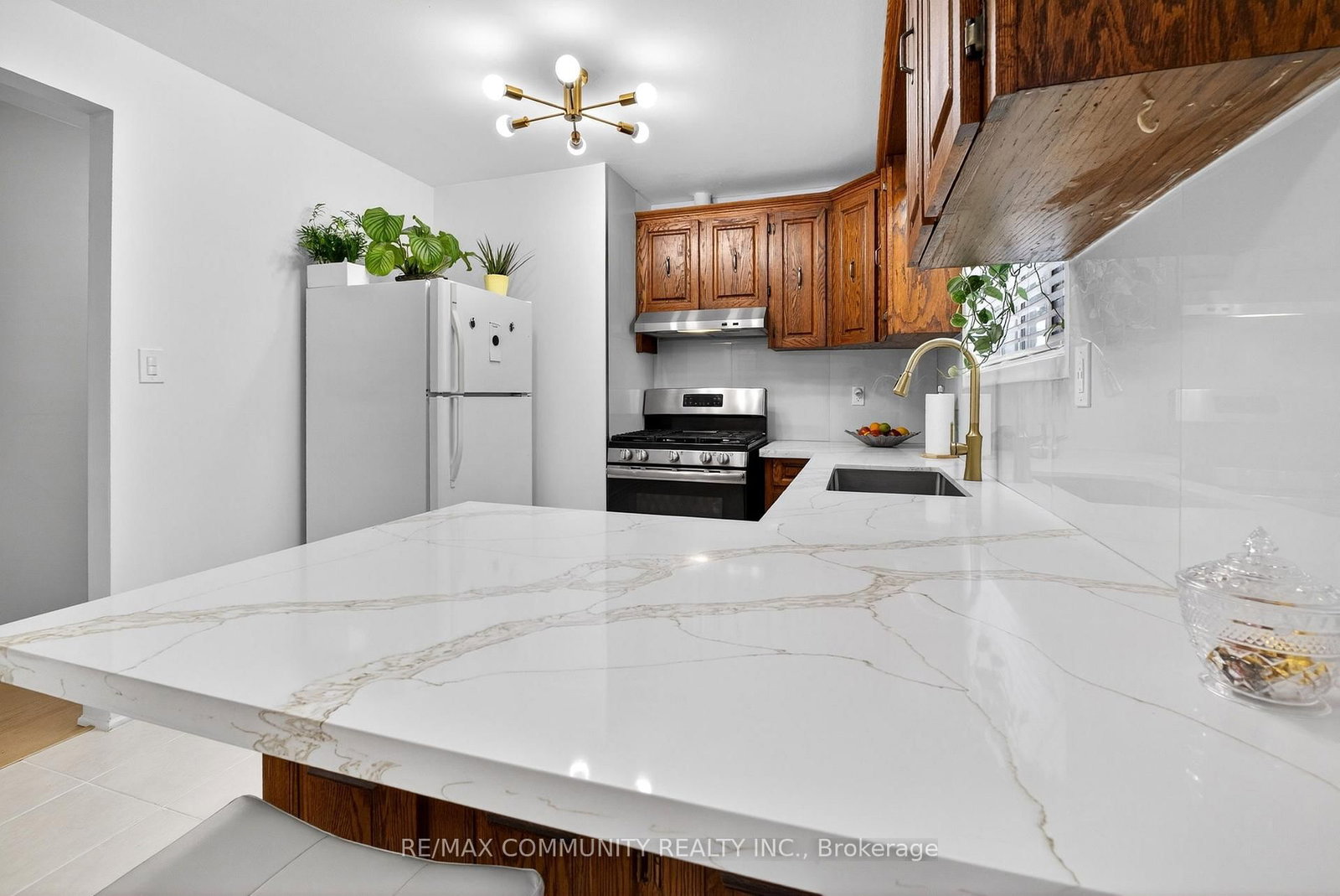 Detached House for sale at 855 Zator Avenue, Pickering, Ontario, L1W 1Y2 - Bay Ridges - MLS: E12770882