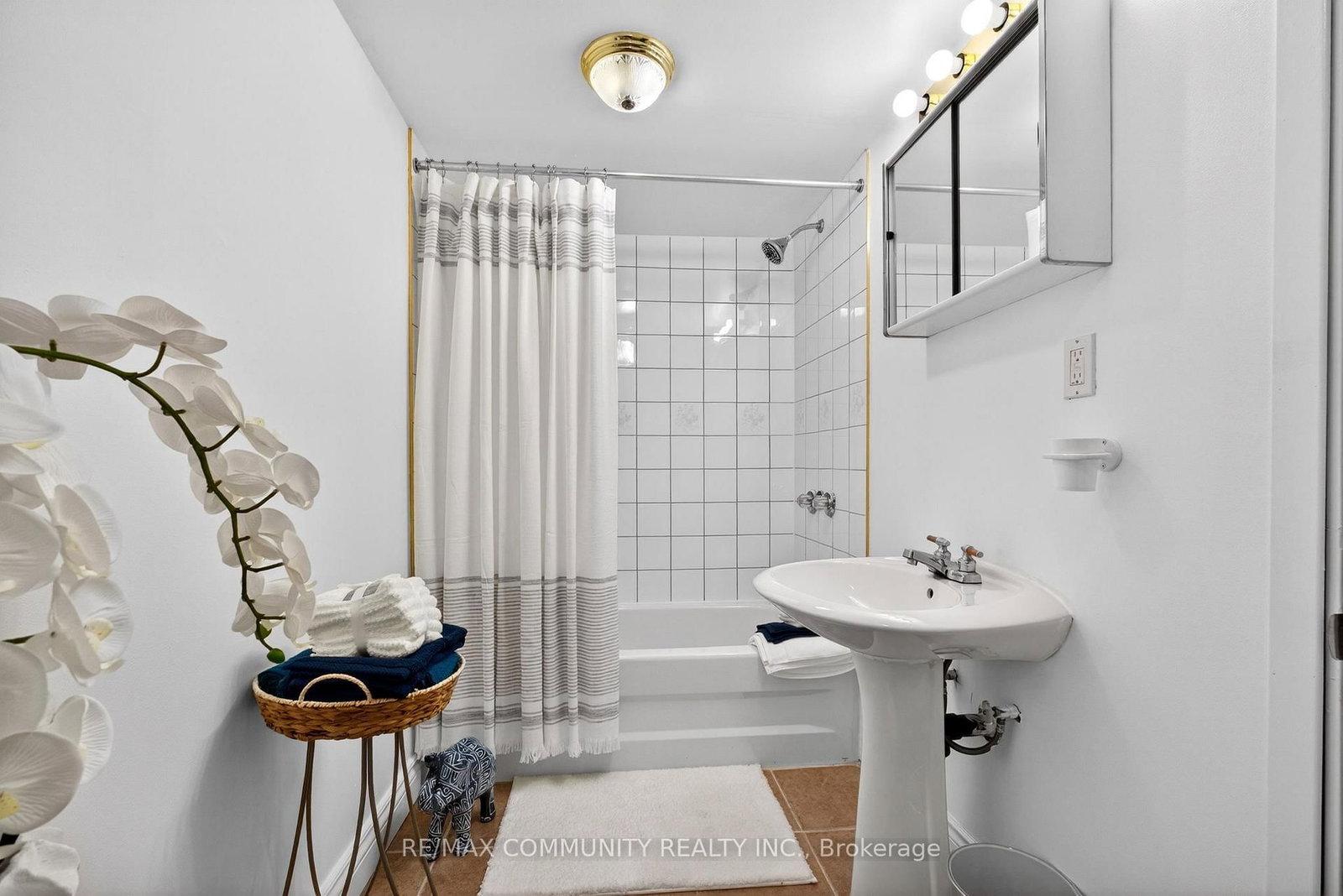 Detached House for sale at 855 Zator Avenue, Pickering, Ontario, L1W 1Y2 - Bay Ridges - MLS: E12770882