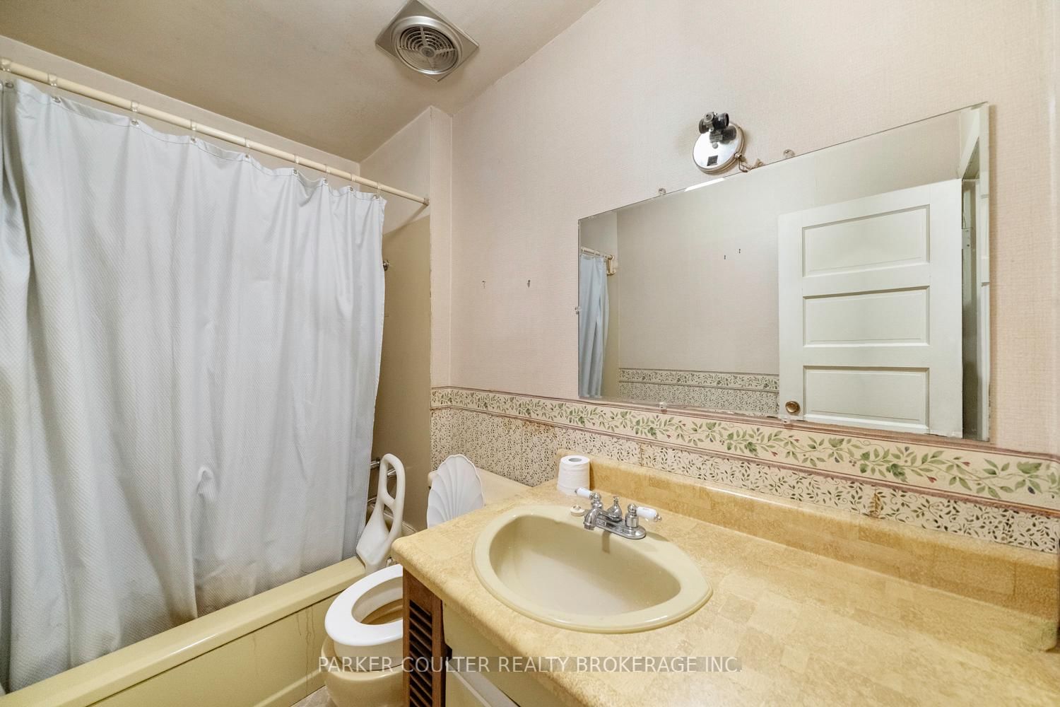 26 Larchmount Avenue • Toronto, ON photo 14