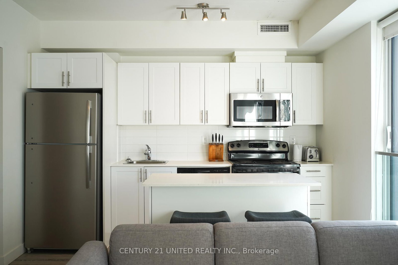 100 Bond Street E, Unit 801 - Photo 2