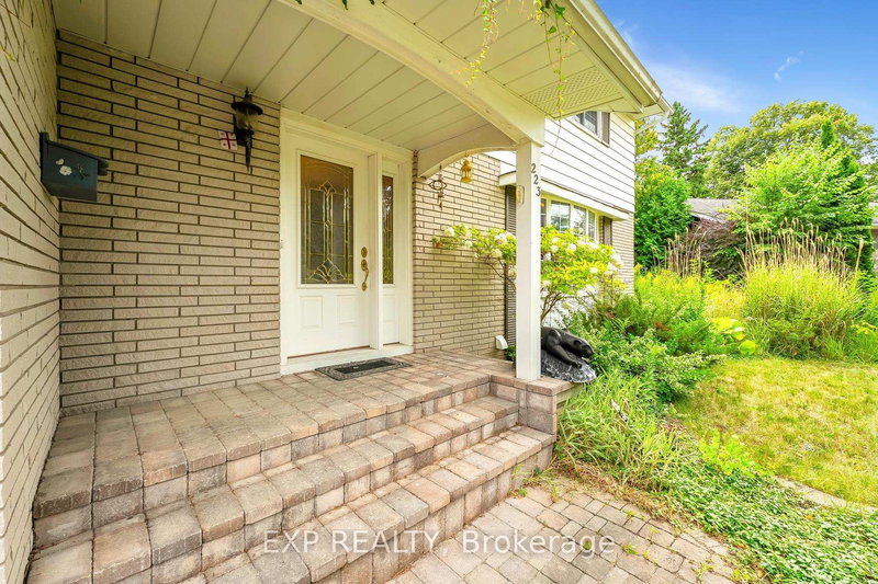 223 Violet Crt, Oshawa, L1G 3E6 | Image 3